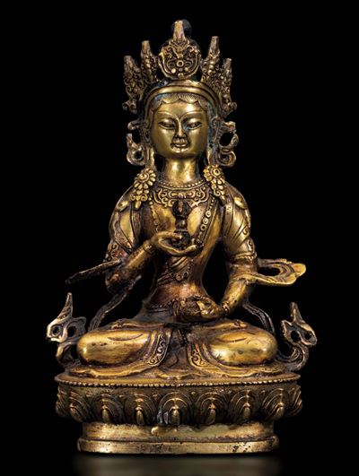 Figura di Amitayus con Vajra Seduto su Fiore di Loto in Bronzo Dorato, Tibet, XX Secolo