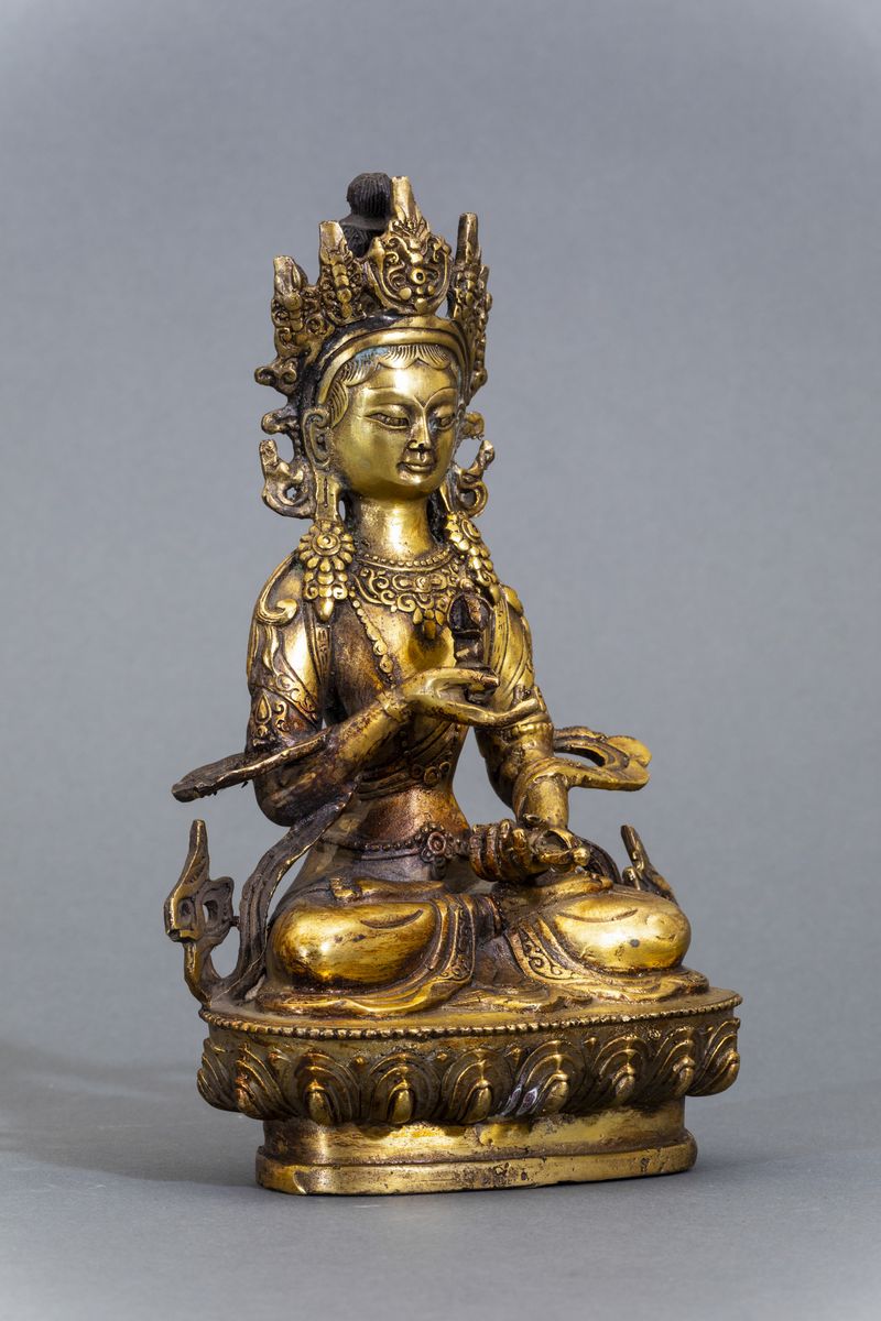 Figura di Amitayus con Vajra Seduto su Fiore di Loto in Bronzo Dorato, Tibet, XX Secolo
