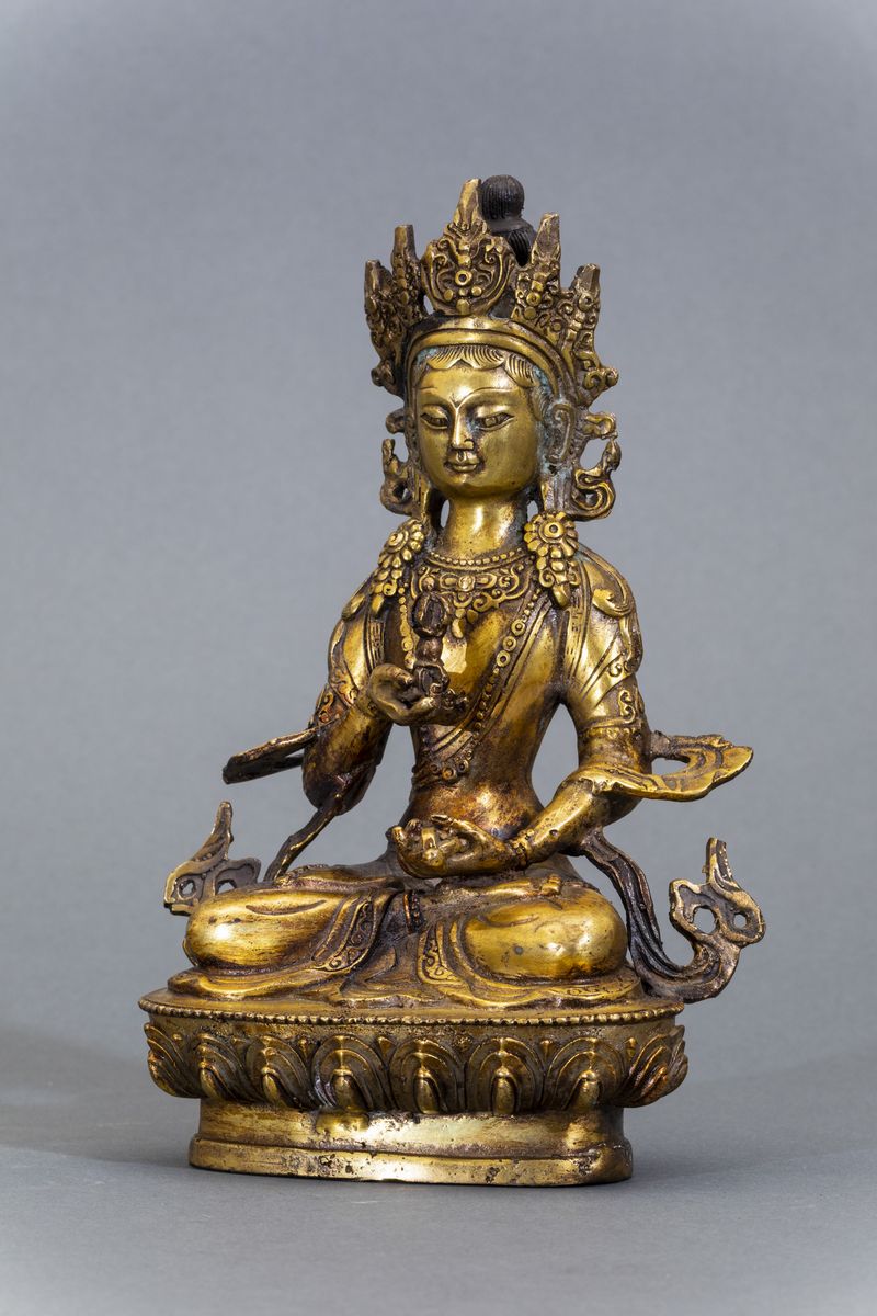 Figura di Amitayus con Vajra Seduto su Fiore di Loto in Bronzo Dorato, Tibet, XX Secolo