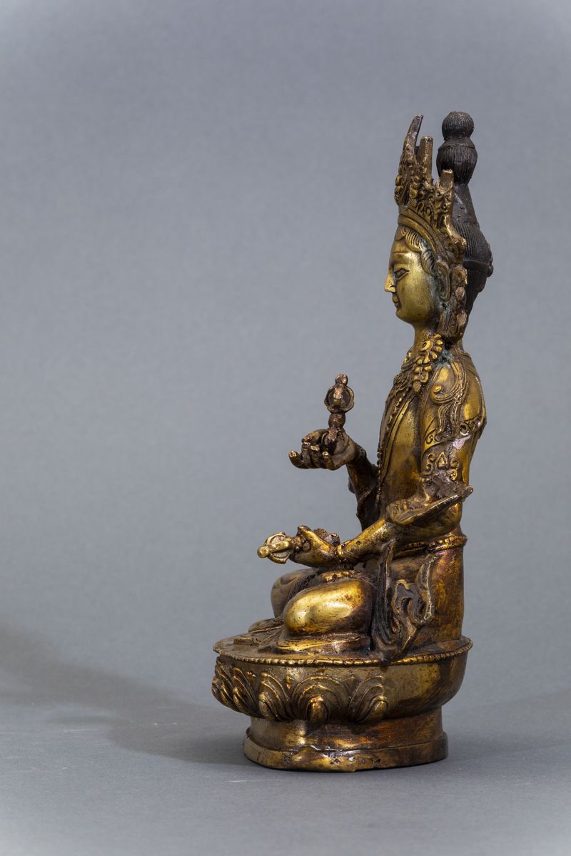 Figura di Amitayus con Vajra Seduto su Fiore di Loto in Bronzo Dorato, Tibet, XX Secolo