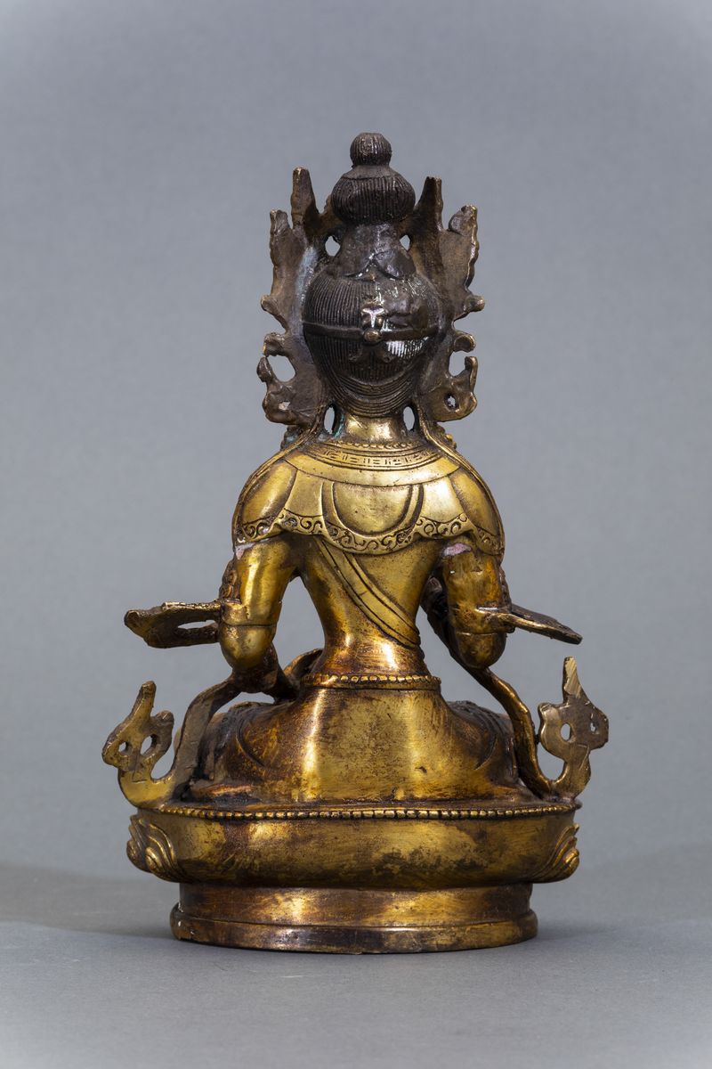 Figura di Amitayus con Vajra Seduto su Fiore di Loto in Bronzo Dorato, Tibet, XX Secolo