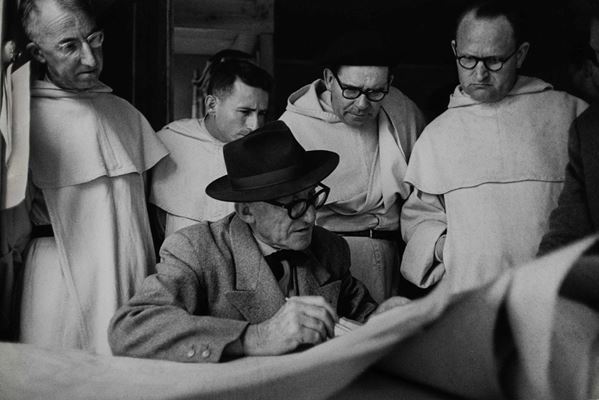 René Burri (1933-2014) Le Corbusier avec les moines de Ronchamp, abbaye moderne construite par lui, 1959