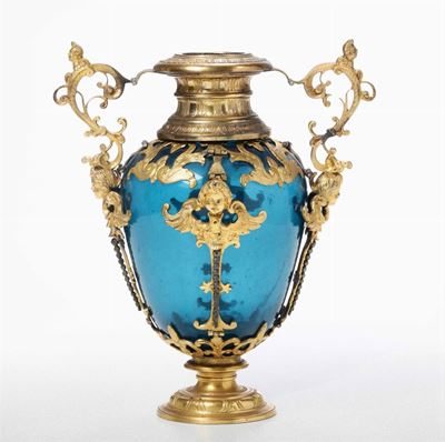 Vaso in Vetro Soffiato Colore Verde Acquamarina con Montatura in Bronzo e Rame Cesellato e Dorato...