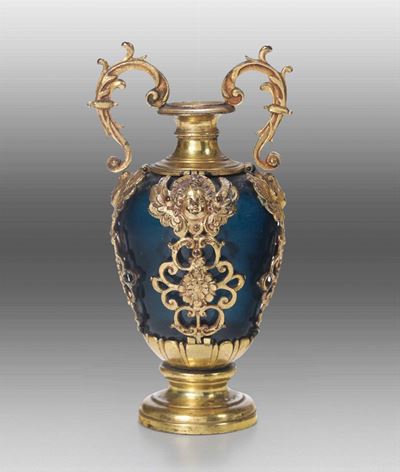 Vaso in Vetro Soffiato Colore Blu con Montatura in Bronzo Cesellato e Dorato. Firenze o Pisa Fine...