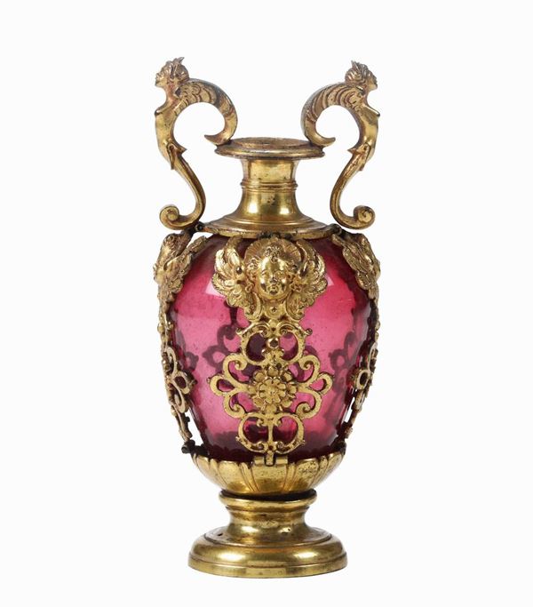 Vaso in vetro soffiato colore rosso rubino con montatura in bronzo cesellato e dorato. Firenze o Pisa fine XVII inizi XVIII secolo