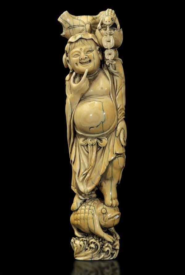 Figura di Budai con foglia stante su rospo scolpita in avorio, Cina, inizi XX secolo