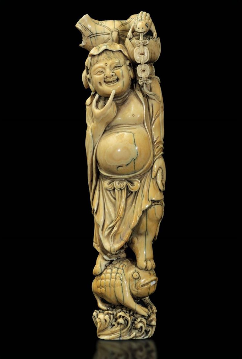Figura di Budai con foglia stante su rospo scolpita in avorio, Cina, inizi XX secolo  - Asta Fine Chinese Works of Art - Cambi Casa d'Aste