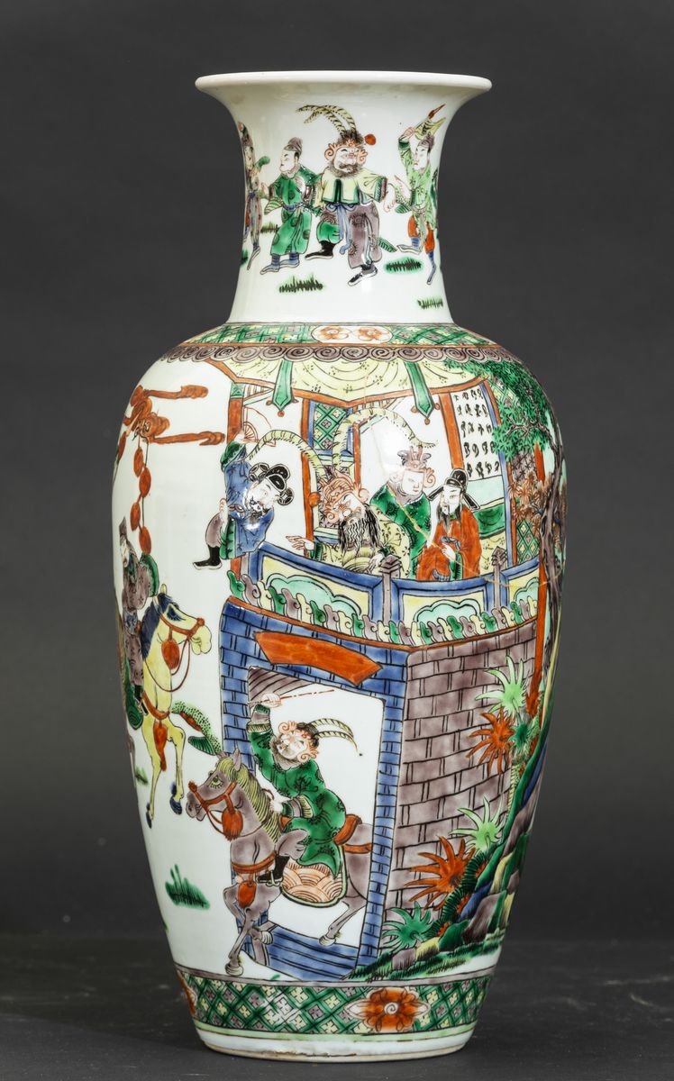 Vaso in Porcellana Famiglia Verde con Scena Cerimoniale e Decori Floreali, Cina, Dinastia Qing, X...