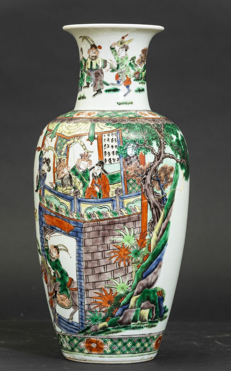 Vaso in Porcellana Famiglia Verde con Scena Cerimoniale e Decori Floreali, Cina, Dinastia Qing, X...