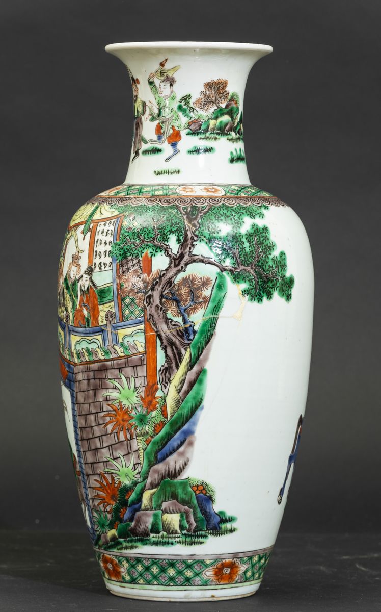 Vaso in Porcellana Famiglia Verde con Scena Cerimoniale e Decori Floreali, Cina, Dinastia Qing, X...