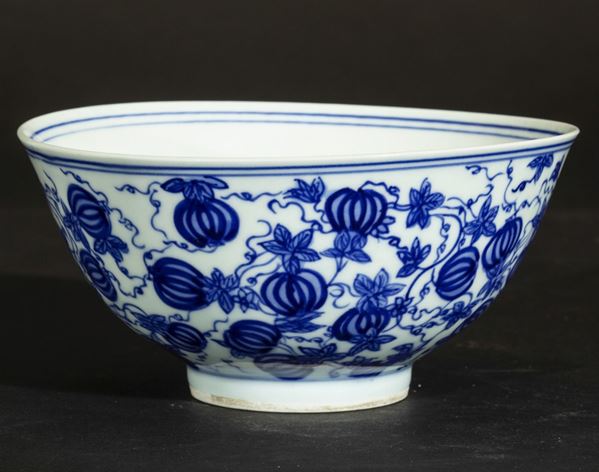 Bowl in porcellana bianca e blu con decoro di zucche, Cina, Dinastia Qing, marchio e del periodo Kangxi (1662-1722)