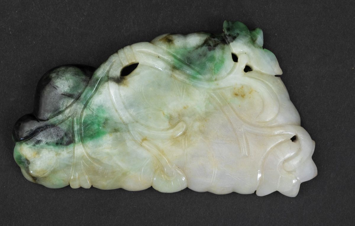 Sciacquapennelli Scolpito in Giadeite a Foggia di Foglia con Elementi Vegetali a Rilievo, Cina, I...