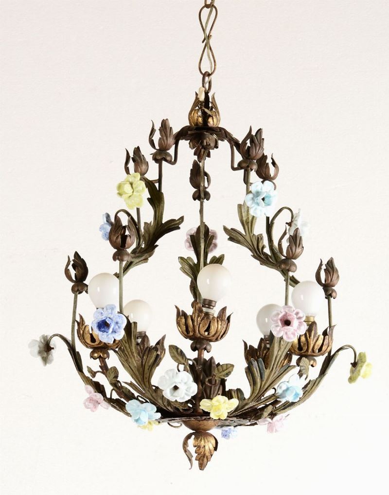 Lampadarietto in metallo con fiori in porcellana  - Asta Dipinti e Arredi - Cambi Casa d'Aste
