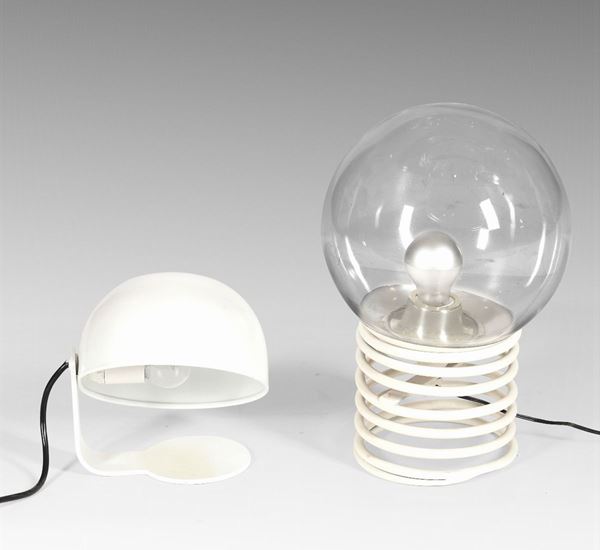Set di due lampade da tavolo con struttura in metallo laccato, ABS e vetro.