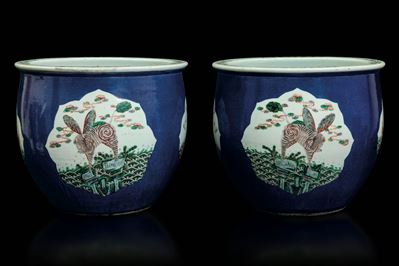 Coppia Cachepots in Porcellana Famiglia Verde con Raffigurazioni di Carpe tra i Flutti e Cani di ...