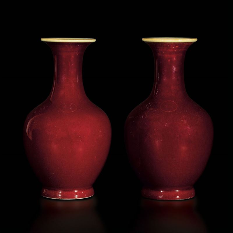 Coppia di vasi in porcellana monocroma sangue di bue, Cina, Dinastia Qing, XIX secolo  - Asta Fine Chinese Works of Art - Cambi Casa d'Aste