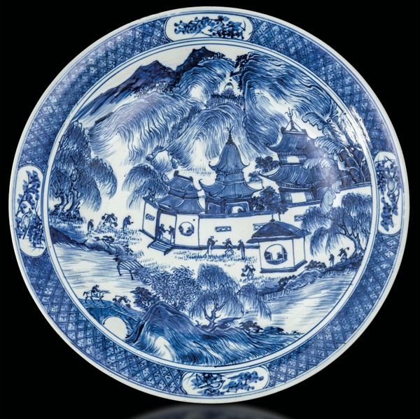 Grande piatto in porcellana bianca e blu con raffigurazione di paesaggio e pagode, Cina, Dinastia Qing, epoca Daoguang (1821-1850)