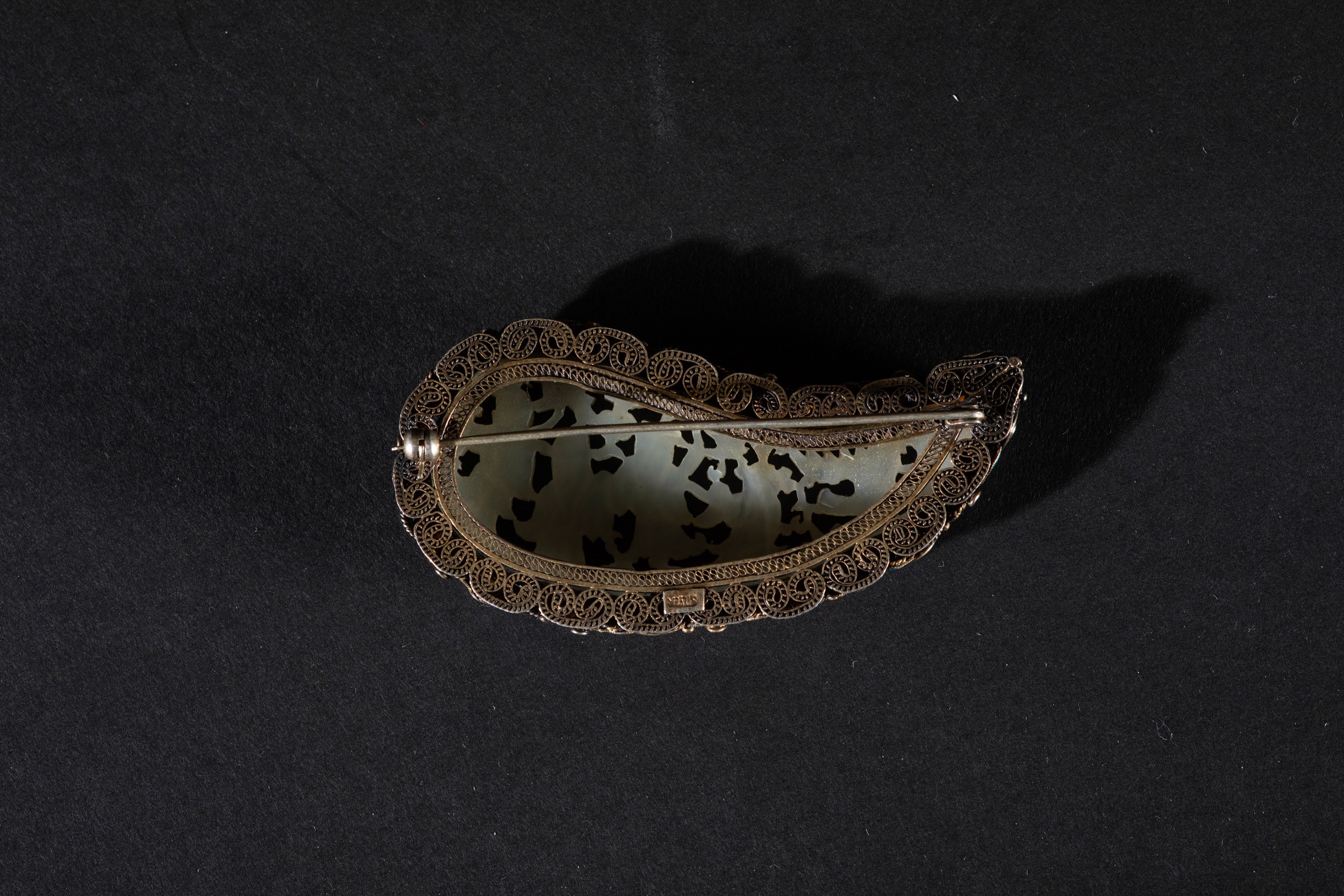 Spilla in Filigrana di Argento con Placca in Giada Celadon Raffigurante Personaggi e Dettagli in ...