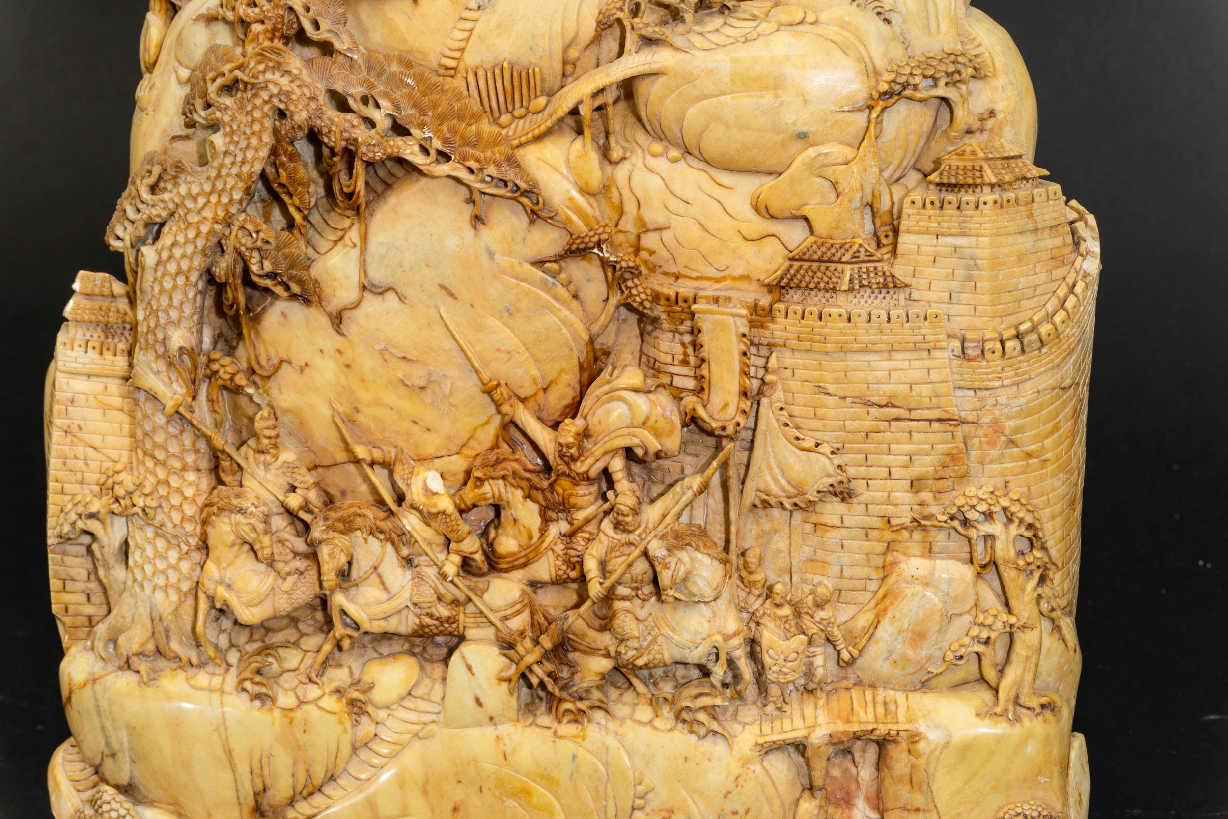 Raro e grande gruppo scolpito in saponaria con cavalieri, Cina, Dinastia Qing, fine XIX secolo