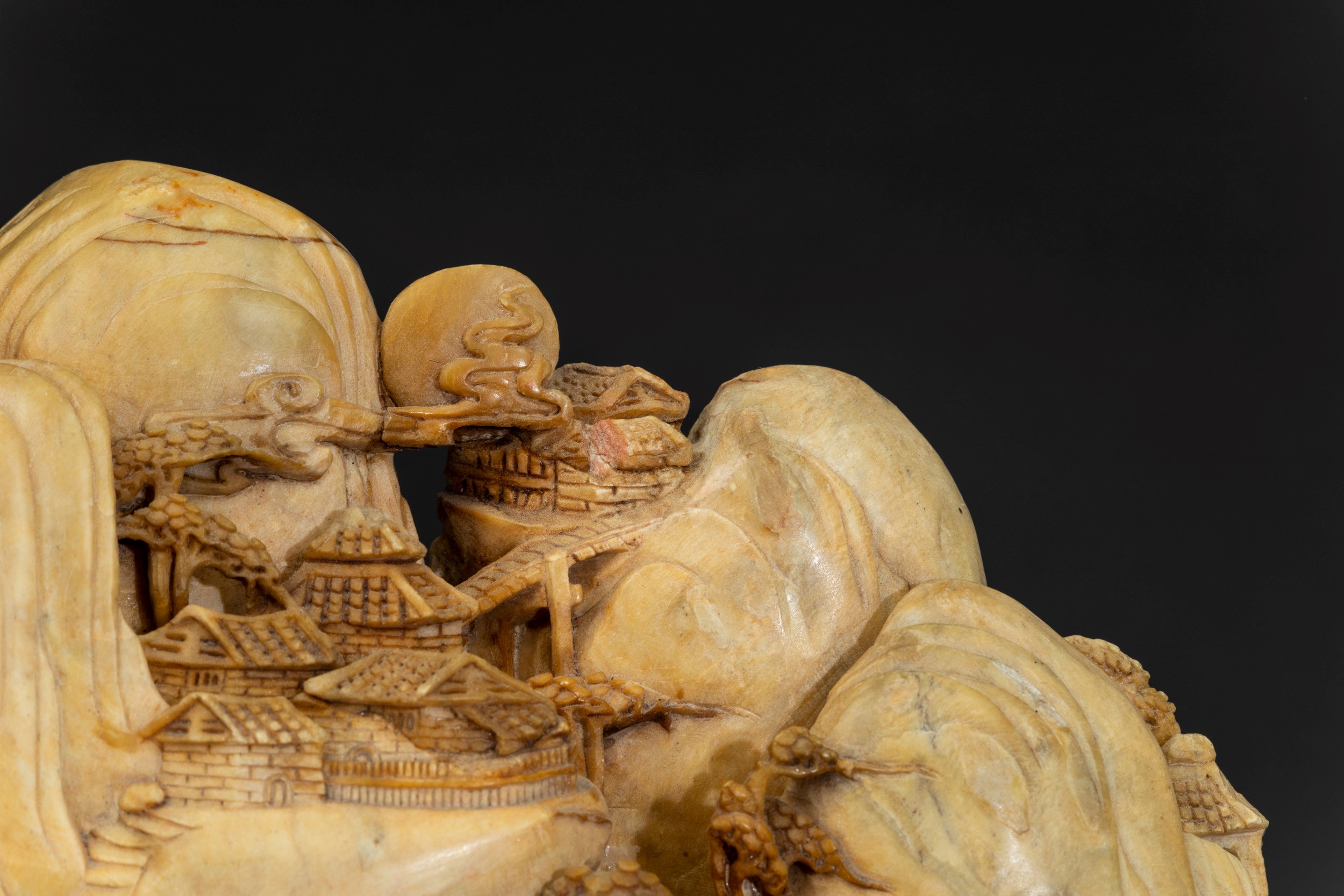 Raro e grande gruppo scolpito in saponaria con cavalieri, Cina, Dinastia Qing, fine XIX secolo