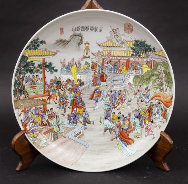 Grande piatto in porcellana a smalti policromi con scena di festeggiamenti, Cina, XX secolo