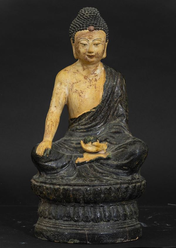 Figura di Buddha Sakyamuni in terracotta smaltata, Cina, XX secolo
