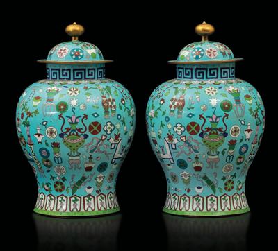 Coppia di Potiches a Smalti Cloisonnã¨ con Decori Naturalistici su Fondo Azzurro, Cina, XX Secolo