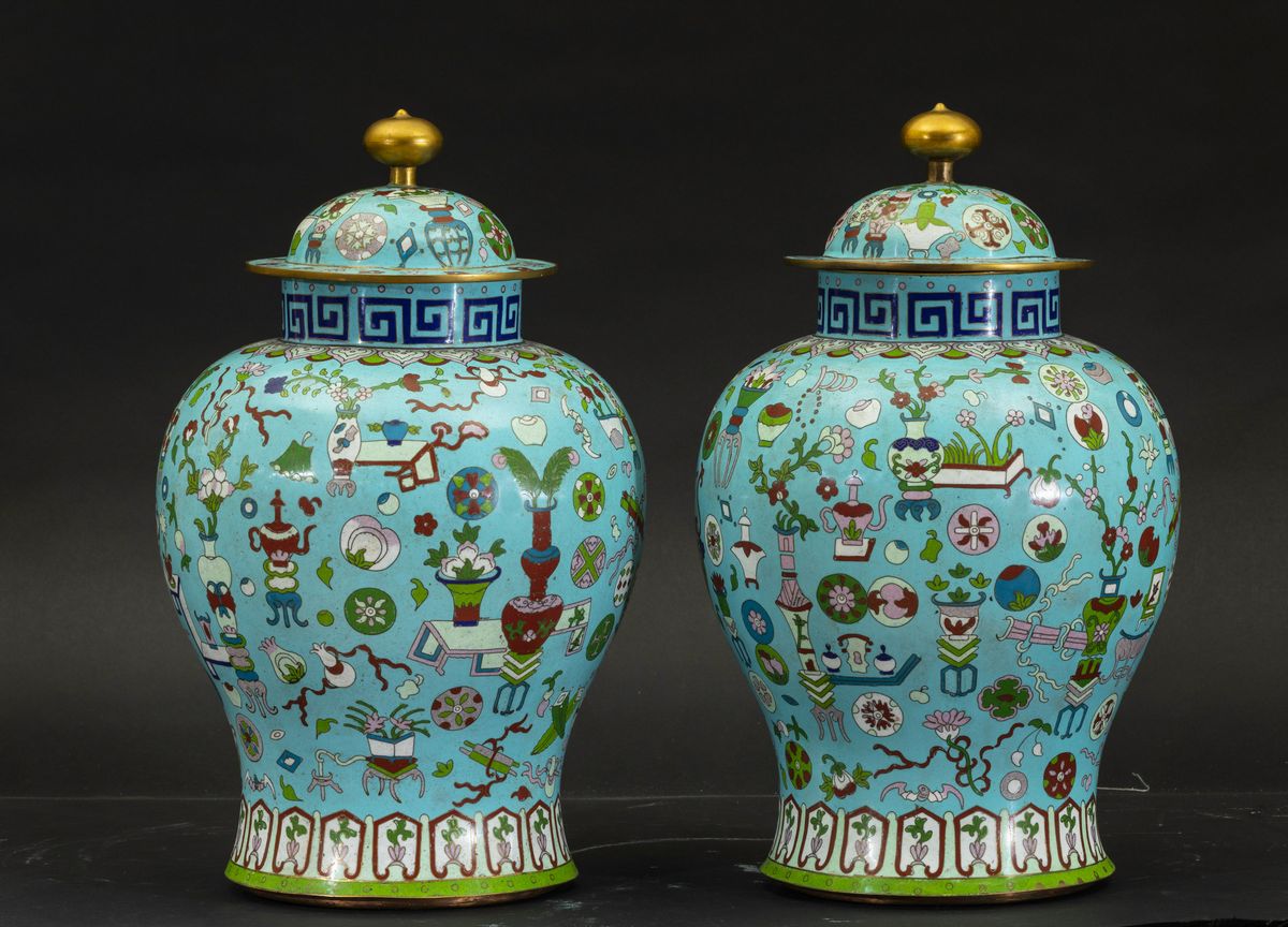 Coppia di Potiches a Smalti Cloisonnã¨ con Decori Naturalistici su Fondo Azzurro, Cina, XX Secolo
