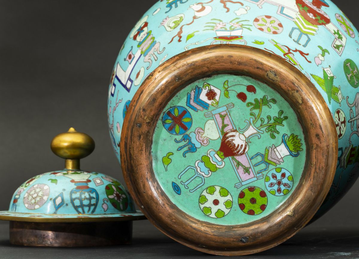 Coppia di Potiches a Smalti Cloisonnã¨ con Decori Naturalistici su Fondo Azzurro, Cina, XX Secolo