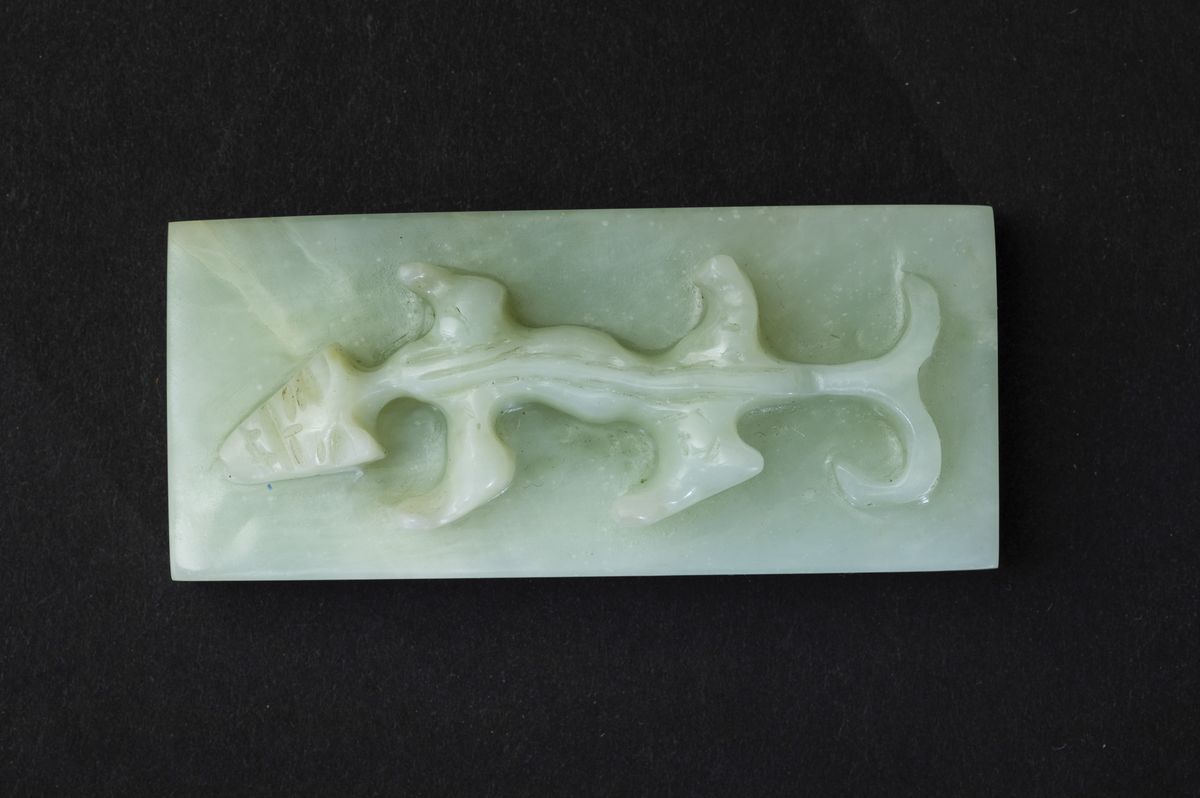 Placca in Giada Celadon con Figura di Draghetto a Rilievo, Cina, XX Secolo