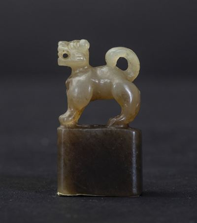 Piccola Scultura in Agata con Figura di Drago, Cina, Dinastia Qing, XVIII Secolo