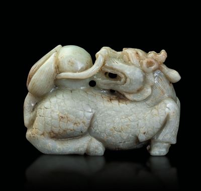 Figura di Drago Scolpita in Giada e Russet, Cina, XX Secolo