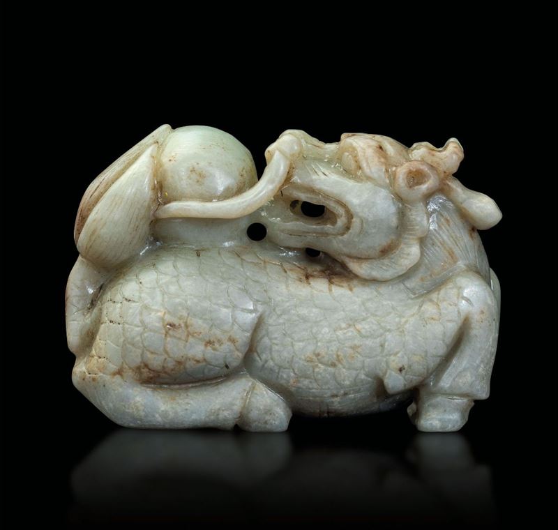 Figura di drago scolpita in giada e russet, Cina, XX secolo  - Asta Fine Chinese Works of Art - Cambi Casa d'Aste