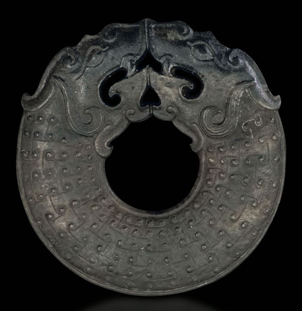 Disco scolpito in giada con dettagli a foggia di teste di drago e decori a rilievo, Cina, Dinastia Ming, XVII secolo