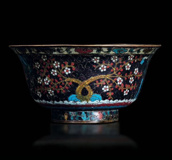 Bowl a smalti cloisonné con figure di cavalli e decoro naturalistico, Cina, Dinastia Ming (XIV-XVII secolo)