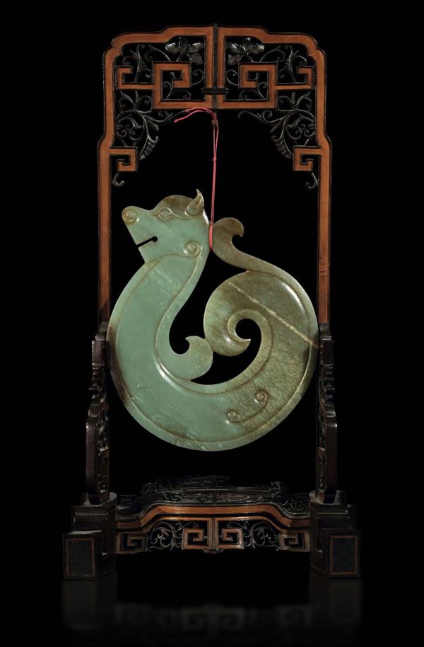 Pendente in giada a foggia di drago su stand in legno, Cina, inizi XX secolo