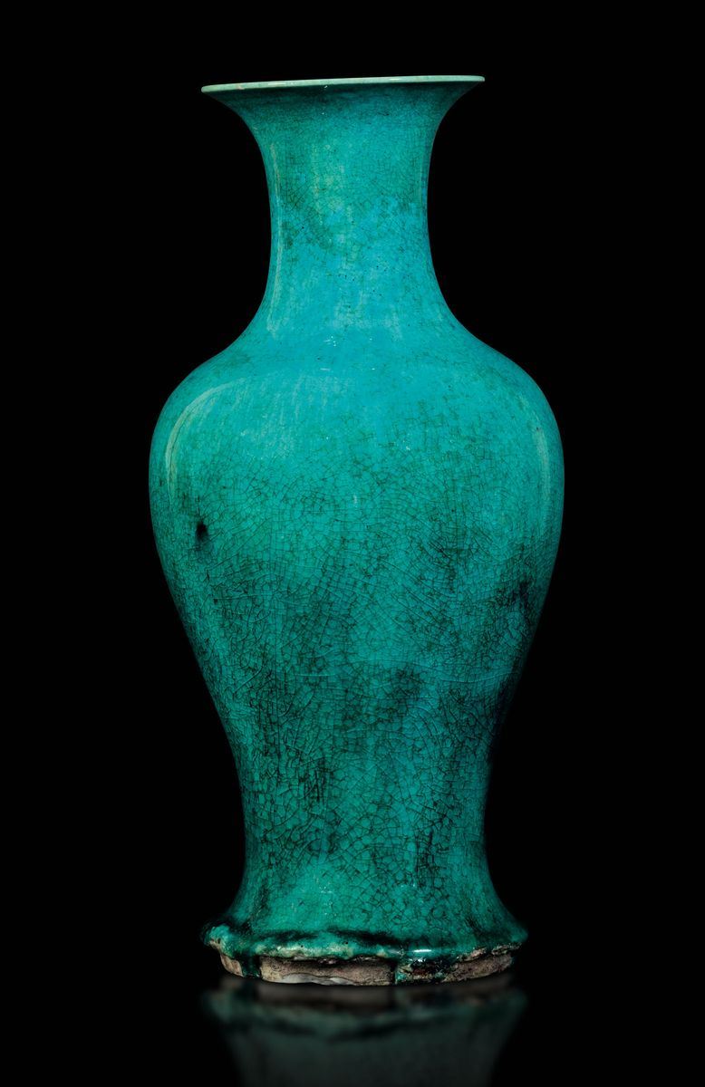 Vaso in porcellana monocroma sui toni dell'azzurro, Cina, Dinastia Qing, epoca Kangxi (1662-1722)  - Asta Fine Chinese Works of Art - Cambi Casa d'Aste