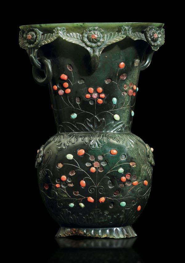 Vaso scolpito in giada spinacio con anse ad anello, decori floreali incisi e a rilievo e inserti in pietre dure, Cina, Dinastia Qing, epoca Daoguang (1821-1850)