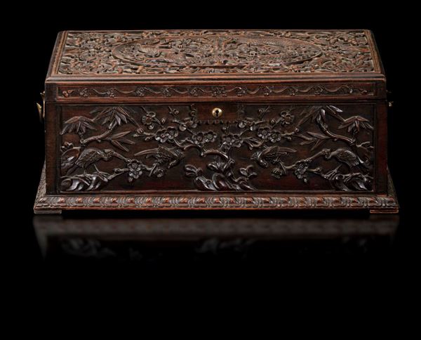 Grande scrigno scolpito in legno di Homu con figura di drago e decori di tralci di vite e di uccellini tra i rami, Cina, Dinastia Qing, epoca Guangxu (1875-1908)