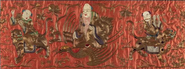 Tessuto in seta ricamata con figure di saggi su fondo rosso, Cina, Dinastia Qing, XIX secolo