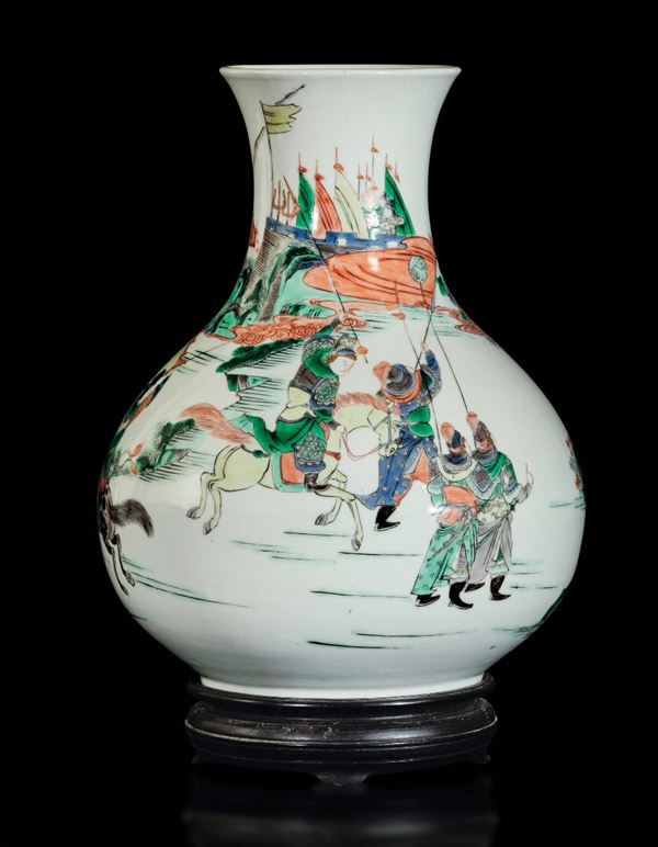 Vaso a bottiglia in porcellana Famiglia Verde raffigurante scena di battaglia con cavalieri e soldati, Cina, Dinastia Qing, epoca Guangxu (1875-1908)