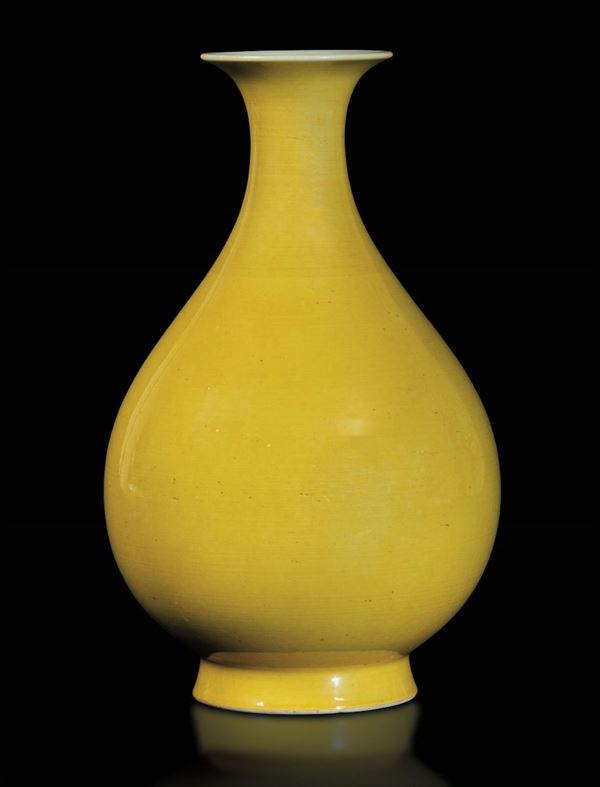 Vaso a bottiglia in porcellana monocroma gialla, Cina, Dinastia Qing, probabilmente epoca Daoguang (1821-1850)