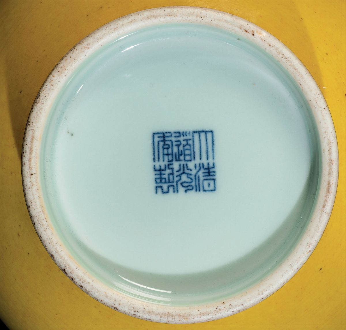 Vaso a Bottiglia in Porcellana Monocroma Gialla, Cina, Dinastia Qing, Probabilmente Epoca Daoguan...