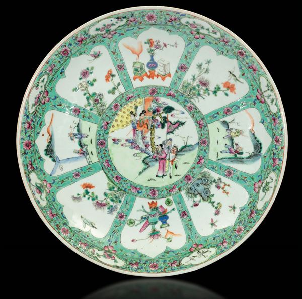 Grande piatto in porcellana Famiglia Rosa con scena centrale di vita comune e decori naturalistici entro riserve, Cina, Dinastia Qing, fine XIX secolo