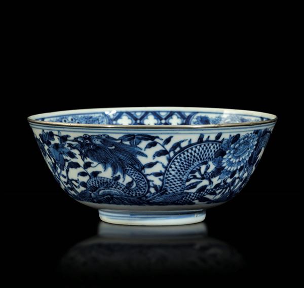 Bowl in porcellana bianca e blu con figure di draghi e decori floreali, Cina, Dinastia Qing, epoca Guangxu (1875-1908)