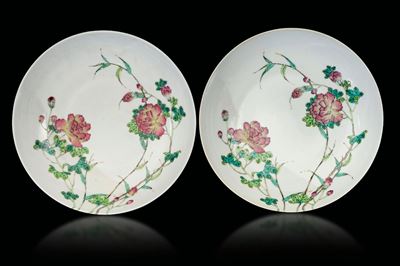 Coppia di Piatti in Porcellana Famiglia Rosa con Decoro di Rami in Fiore, Cina, Dinastia Qing, Ma...