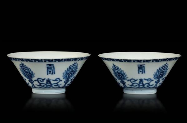 Coppia di piccole bowls in porcellana bianca e blu decorate con motivi a simboli taoisti, Cina, Dinastia Qing, epoca Kangxi (1662-1722)