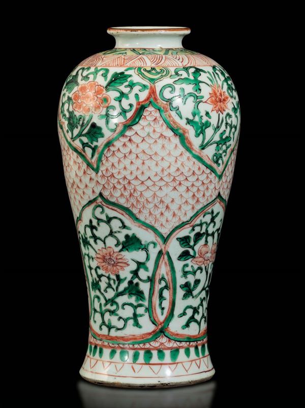 Vaso in porcellana Famiglia Verde con decoro floreale entro riserve, Cina, Dinastia Qing, epoca Shunzhi (1644-1661)