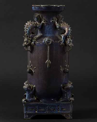 Raro Vaso in Porcellana Flambè sui Toni del Viola e Dell'azzurro Poggiante su Base con Decoro a T...