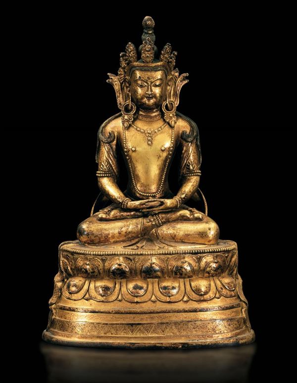 Figura di Buddha Amitayus seduto su doppio fiore di loto in bronzo dorato con tracce di policromia, Tibet, XIX secolo